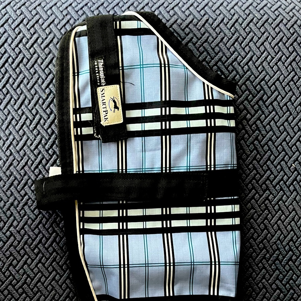 Thinsulate Smartpak waterproof Doggie parka with adjustable Velcro straps.